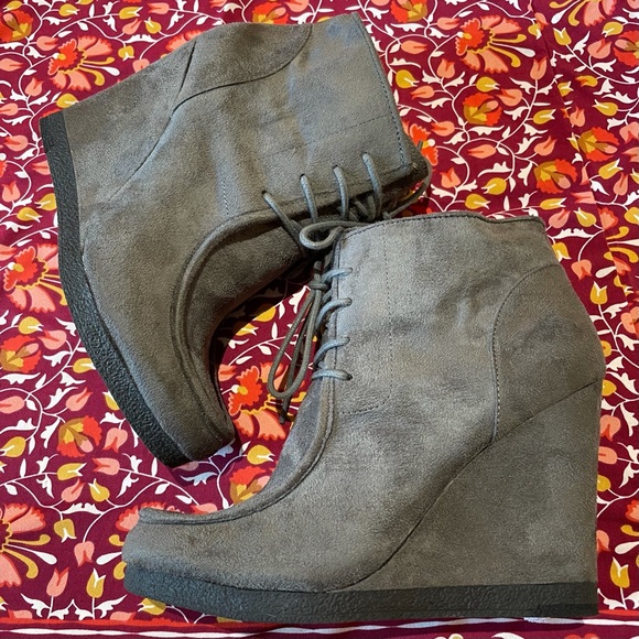 Nine West Nicholson Gray Suede High Wedge Lace Ups - Picture 2 of 8